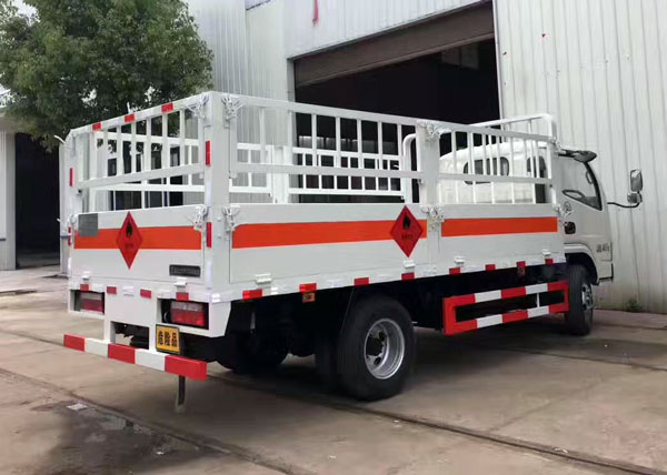 东风多利卡4.1米1.2吨蓝牌气瓶运输车
