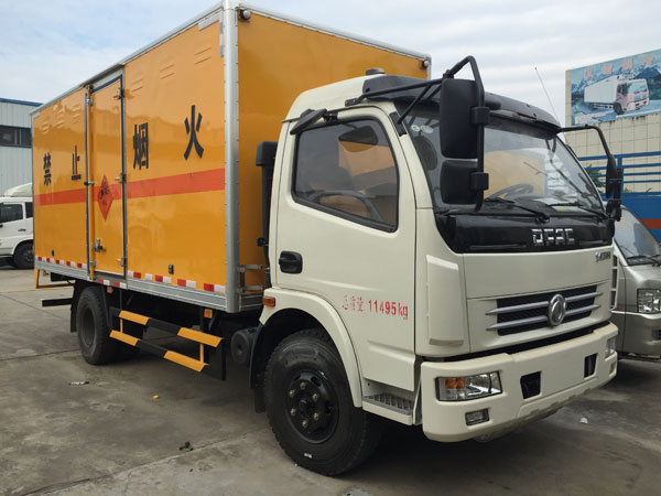 东风6.7吨5.2米易燃气体厢式运输车