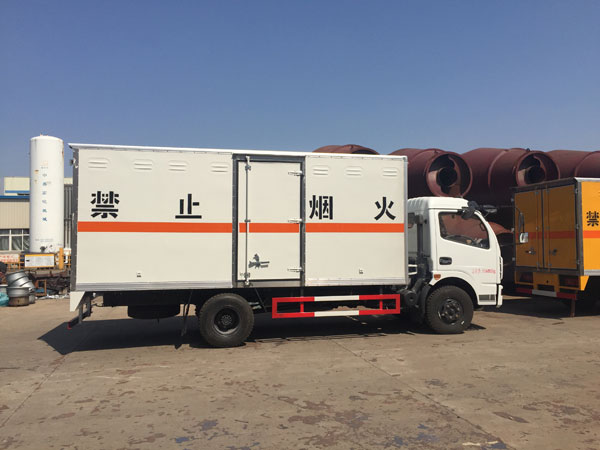 东风6.7吨5.2米易燃气体厢式运输车