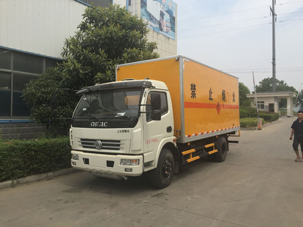 东风6.7吨5.2米易燃气体厢式运输车