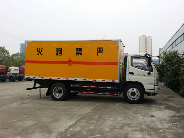 福田奥铃5.2米7.3吨易燃液体厢式运输车