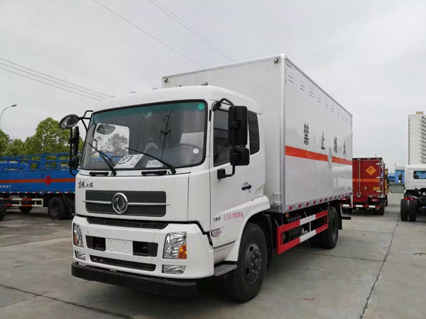 东风天锦8.5吨6.8米易燃液体厢式运输车