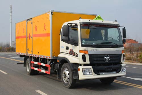 福田欧马可6.2米10吨易燃液体厢式运输车