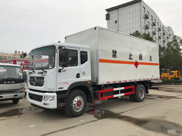 东风D9 10.8吨6.2米易燃液体厢式运输车