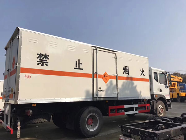 东风多利卡D9系列9.99吨炸药运输车