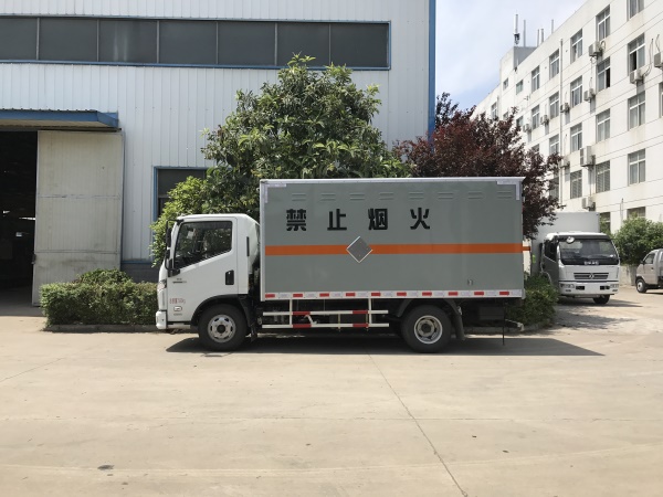 跃进3.65吨民爆物品运输车炸药车