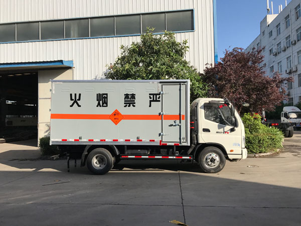 福田奥铃4米4.3吨易燃液体运输车