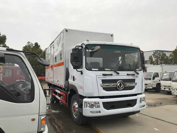 东风D9 10.8吨6.2米易燃液体厢式运输车