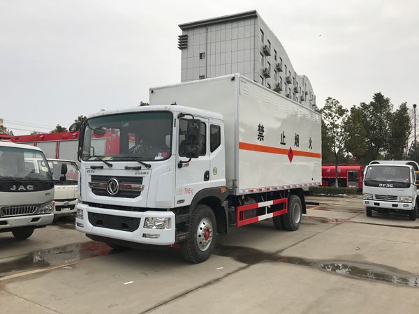 东风D9 10.8吨6.2米易燃液体厢式运输车