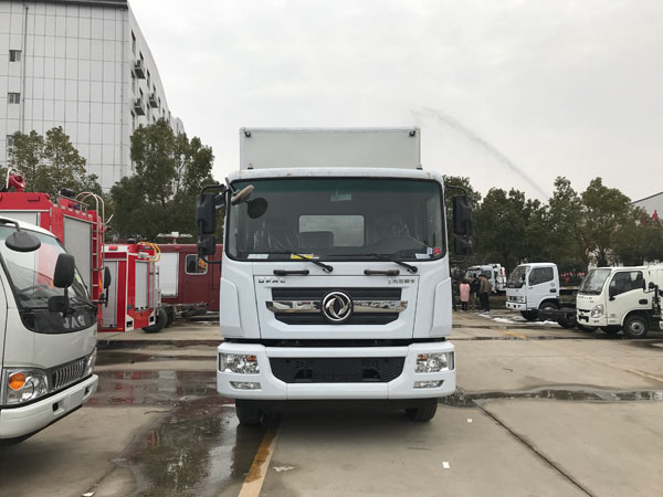 东风D9 10.8吨6.2米易燃液体厢式运输车