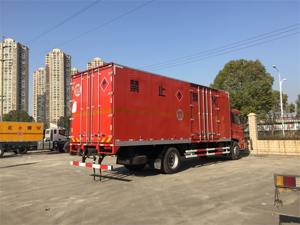 东风天锦7.7米9.75吨易燃液体厢式运输车