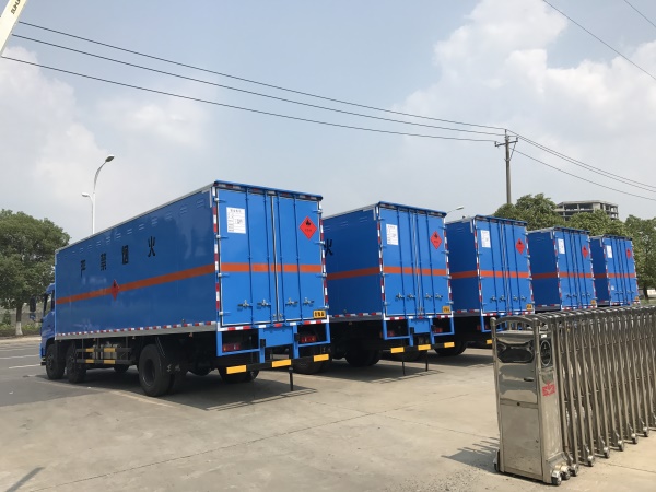东风天锦8.6米易燃液体厢式运输车