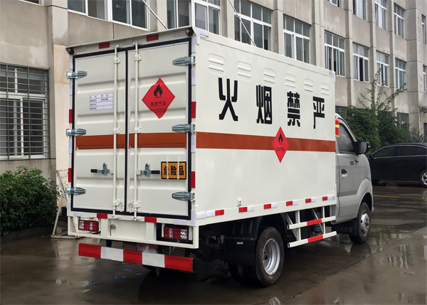 重汽王牌小型1.3吨易燃液体厢式运输车