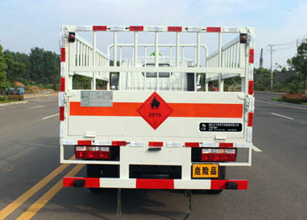 东风多利卡4.1米4吨气瓶运输车