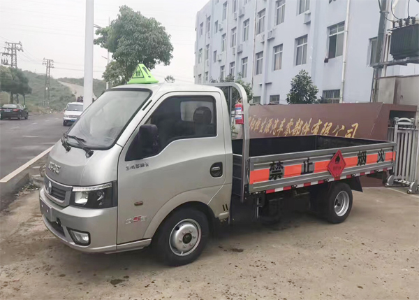 东风途逸3.2米1.5吨蓝牌气瓶运输车