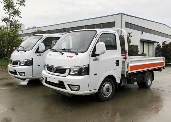 东风途逸3.2米1.5吨蓝牌气瓶运输车
