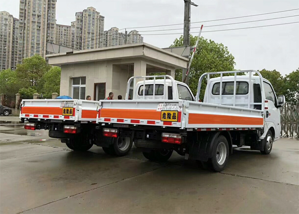 东风途逸3.2米1.5吨蓝牌气瓶运输车