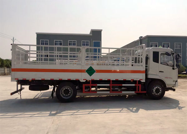 东风天锦6.2米11吨气瓶运输车