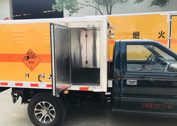 庆铃五十铃单排四驱皮卡炸药运输车