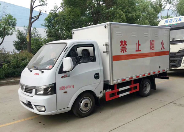 东风途逸小型3米易燃液体运输车